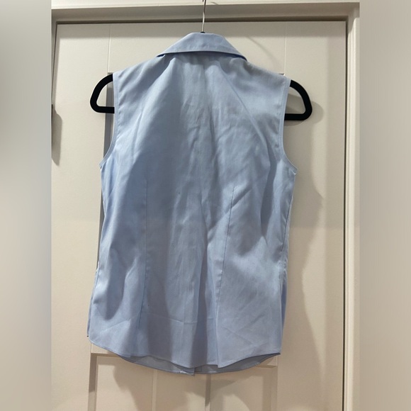 Casual Corner Non Iron sleeve less fitted button down baby blue Women's XS EUC - Picture 2 of 14